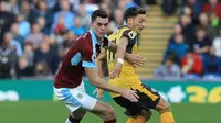 Gelandang Arsenal, Mesut Ozil (kanan), berebut bola dengan bek Burnley, Michael Keane, pada laga Premier League di Turf Moor, Burnley, Minggu (2/10/2016). (AFP/Lindsey Parnaby)