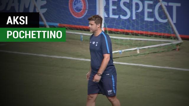 Berita video aksi iseng manajer Mauricio Pochettino yang membuat dua pemain Tottenham Hotspur ketakutan saat sesi latihan. Apa aksi dari Pochettino itu?