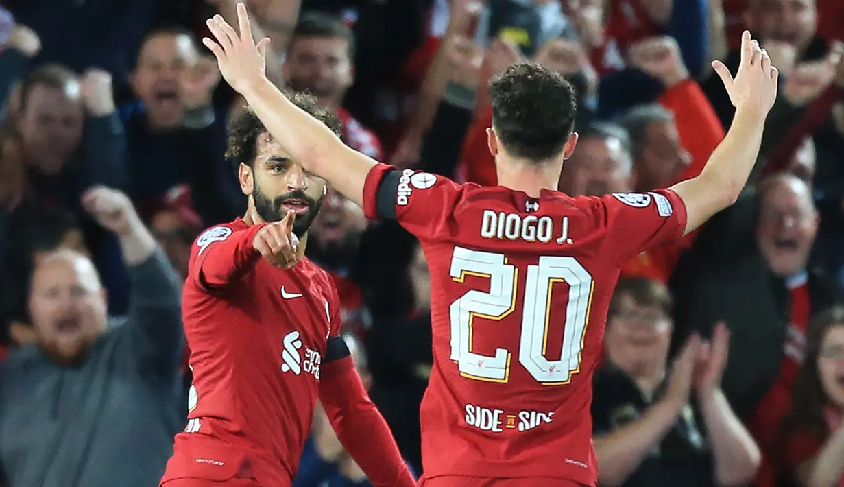 Selebrasi striker Liverpool, Mohamed Salah setelah mencetak gol ke gawang Ajax Amsterdam dalam laga fase Grup A Liga Champions 2022/2023 di Anfield Stadium, Liverpool (13/9/2022). Mohamed Salah juga berpeluang melewati Steven Gerrard sebagai pencetak gol terbanyak di Anfield pada pentas Eropa. Saat ini catatan gol Mohamed Salah telah menyamai koleksi Steven Gerrard dengan 18 gol. Jika mampu mencetak minimal satu gol di Anfield, otomatis ia akan menjadi top skor Liverpool dalam laga kandang di pentas Eropa. (AFP/Lindsey Parnaby)