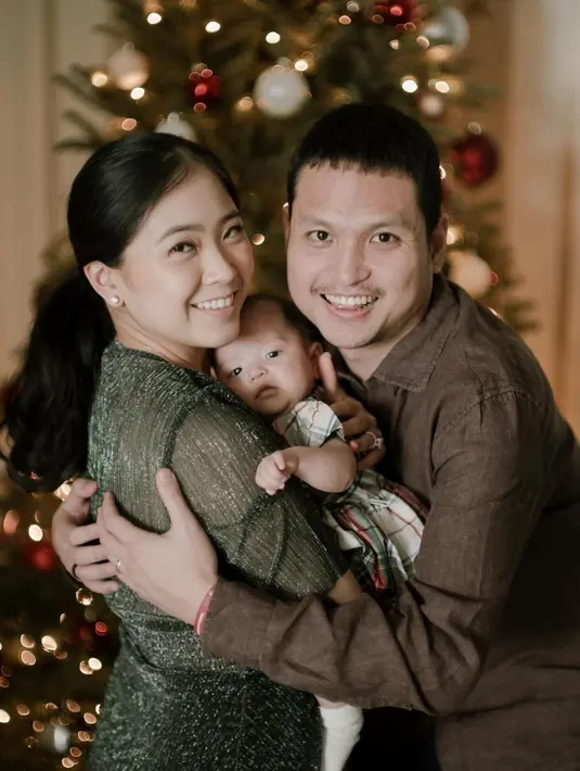 Sang suami juga tampil sederhana dengan atasan berkerah lengan panjang berwarna cokelat. [Foto: Instagram/jessicatanoe]