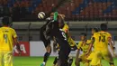 Pemain Sriwijaya FC dan PBFC terlibat duel udara saat berlaga di turnamen Piala Bhayangkara di Stadion Si Jalak Harupat, Bandung, Jumat (18/3/2016). Sriwijaya unggul 3-1 atas PBFC. (Liputan6.com/Helmi Fithriansyah)