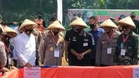 TNI bersama Polri menggelar kegiatan Gerakan Ketahanan Pangan dengan memanfaatkan lahan tidur di Tangerang. (Foto:Liputan6/ Pramita Tristiawati)