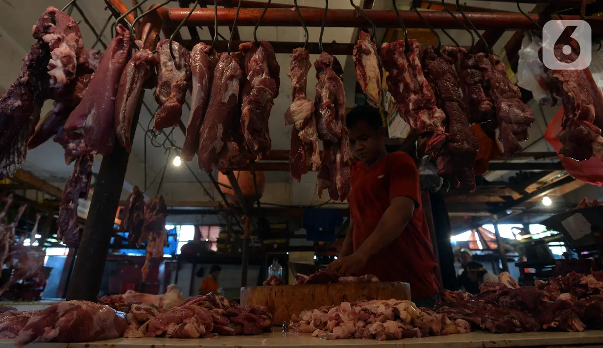 Pedagang memotong daging sapi saat melayani pembeli di Pasar Perumnas, Jakarta, Selasa (19/1/2021). Biasanya, harga daging sapi berada di kisaran Rp 110 ribu sampai Rp 114 ribu per kilogram. (merdeka.com/Imam Buhori)