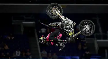 Penampilan Adam Jones dalam final Moto X Freestyle di ESPN X-Games, Stadion Bank AS, Minneapolis, Minnesota, Amerika Serikat, Jumat (20/7). (Sean M. Haffey/Getty Images/AFP)