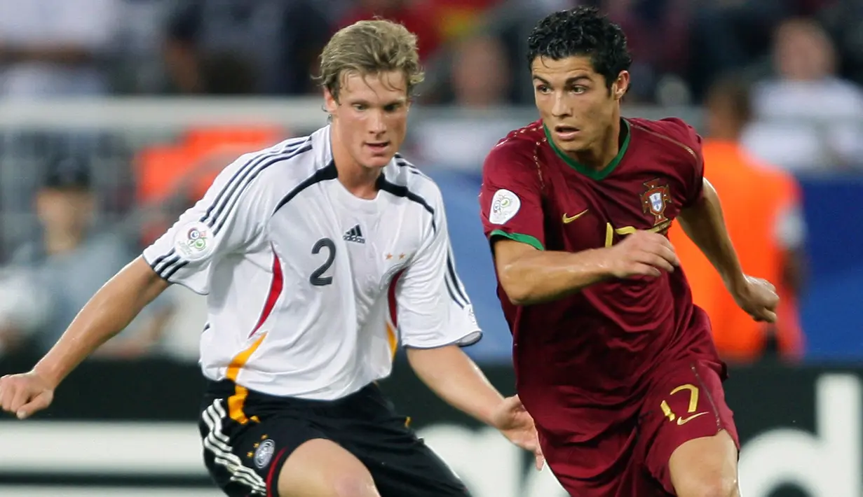 Cristiano Ronaldo. Striker Portugal berusia 37 tahun yang saat ini masih aktif bermain bersama Manchester United di musim kedua pada peride keduanya ini tercatat telah mengoleksi 191 caps bersama Timnas Portugal. Di ajang Piala Dunia ia telah tampil dalam 4 edisi mulai 2006 hingga 2018 dan total tampil dalam 17 laga dengan torehan 7 gol dan 2 assist. Prestasi terbaiknya yaitu saat membawa Timnas Portugal finis di posisi ke-4 pada edisi 2006 usai kalah dari Jerman di laga perebutan tempat ketiga. Meski performanya sedang meredup bersama MU, ia akan tetap menjadi andalan Timnas Portugal di Piala Dunia 2022 Qatar. (AFP/Nicolas Asfouri)
