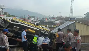 Enam Kendaraan Tabrakan Beruntun di Tanjakan Ciwidey
