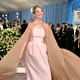 Maya Hawke dalam Met Gala 2025. (ANGELA WEISS / AFP)