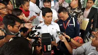 Usai menyerahkan laporan harta kekayaan kepada KPK, Menteri PAN-RB Yuddy Chrisnandi kembali diserbu wartawan, Jakarta,  Rabu (5/11/2014) (Liputan6.com/Miftahul Hayat)