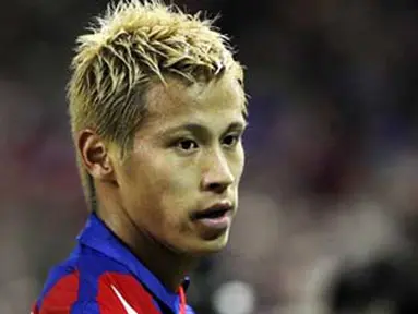 Aksi gelandang CSKA Moscow asal Jepang, Keisuke Honda di laga leg kedua 16 besar Liga Champions melawan Sevilla di Ramon Sanchez Pizjuan Stadium, 16 Maret 2010. AFP PHOTO / CRISTINA QUICLER 