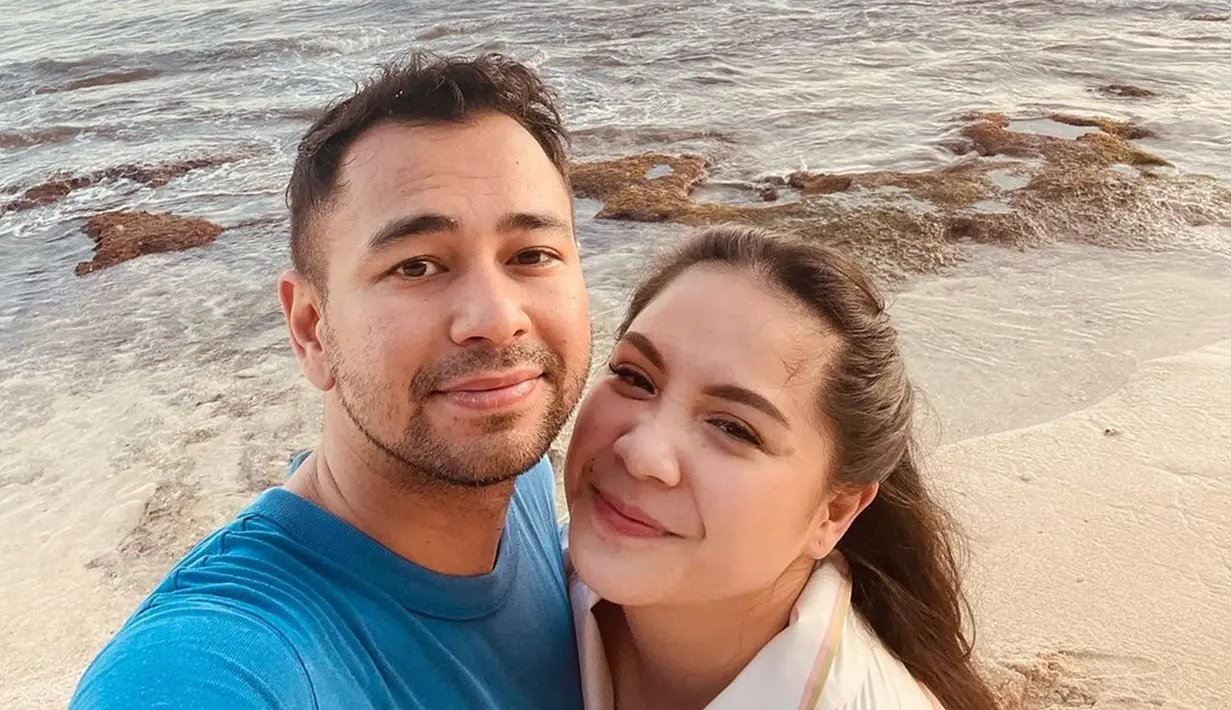 Ayah dan ibu dari Rafathar dan Rayyanza ini memang tetap terlihat mesra di usia pernikahan ke-8. Keduanya tetap harmonis menjalani rumah tangga. Momen keduanya berlibur di pantai pun curi perhatian. (Liputan6.com/IG/raffinagita1717)