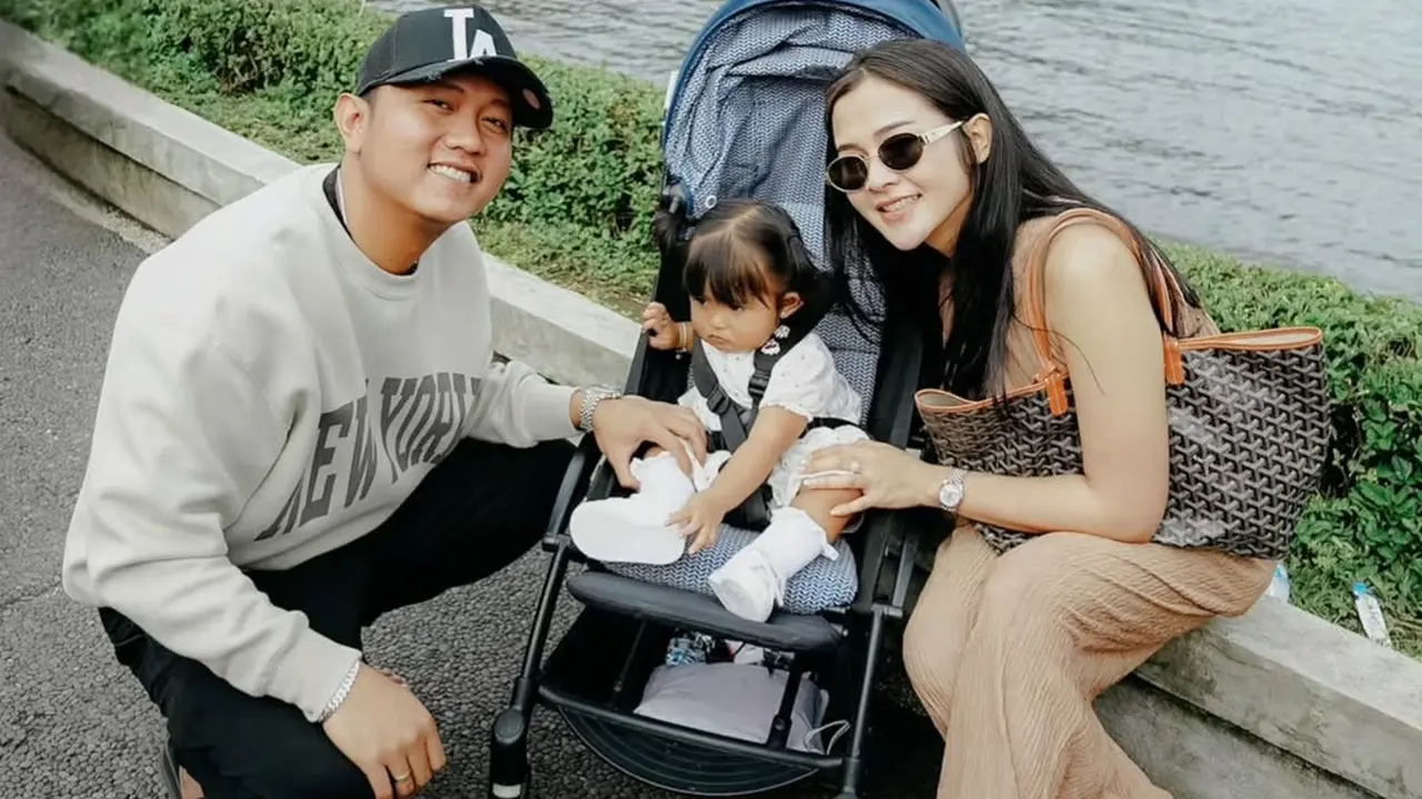 Potret Denny Caknan Ajak Keluarga Liburan ke Bali, Pose Dek Cunda Bikin Gemas Netizen (credit: instagram/denny_caknan)