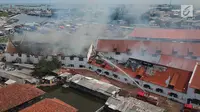 Petugas pemadam kebakaran memadamkan sisa api yang membakar Museum Bahari di Penjaringan, Jakarta Utara, Selasa (16/1). Sejauh ini belum ada laporan korban yang terjebak di dalam museum. (Liputan6.com/Arya Manggala)
