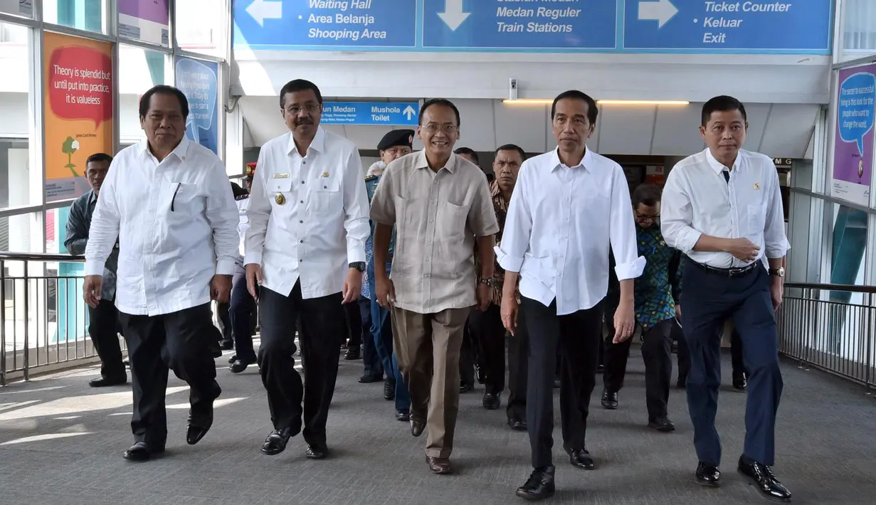 Presiden Joko Widodo didampingi oleh Pjs.Gubernur Sumatra Utara,  Menteri Perhubungan Ignasius Jonan, Menteri Sekretaris Kabinet Pramono Anung, dan Menteri PU-PR Basuki Hadimuljono saat tiba di bandara Kualanamu Medan (3/3). (Setpres/Agus Suparto)