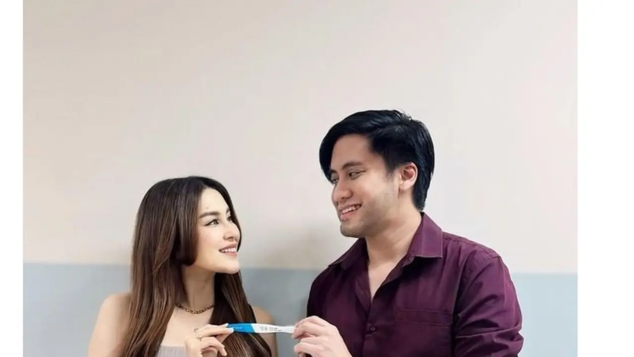 7 Potret Kevin Aprilio dan Vicy Melanie Umumkan Kehamilan Pertama, Dinantikan 2 Tahun