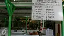 Tampak daftar harga sembako di Pasar Manggis yang terlihat sepi, Jakarta, Senin (9/11). Pasar Manggis dinilai sudah menerapkan berbagai standar dari gedung hingga pemasangan seluruh sarana gedung lainnya. (Liputan6.com/Yoppy Renato)