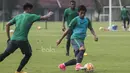 Pemain Timnas Indonesia U-22, Septian David Maulana, menggiring bola saat latihan di Lapangan SPH Karawaci, Tanggerang, Minggu (7/5/2017). (Bola.com/Vitalis Yogi Trisna)