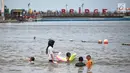 Sejumlah anak berenang di Beach Pool Ancol, Jakarta, Selasa (25/12). Pasangnya air laut dan cuaca buruk mengakibatkan pantai Ancol sepi pengunjung saat libur Natal 2018. (Liputan6.com/Faizal Fanani)