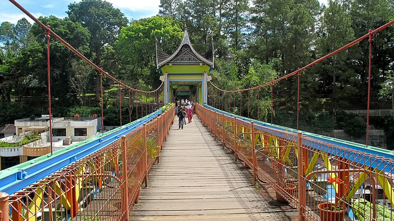 Jembatan Limpapeh Bukittinggi. (Wikimedia commons/ sbamueller)