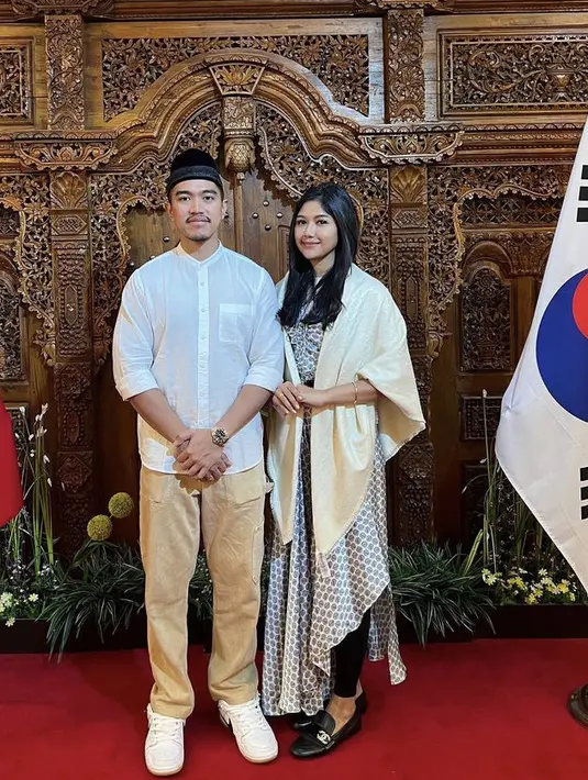 Erina Gudono dan Keasang pun tahun ini merayakan Idul Adha di Korea Selatan. Erina tampil drngan dress dipadukan legging hitamnya. Serta kerudung beigenya. @kaesangp