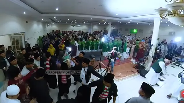 Para Jemaah Sudah Memadati Lokasi Pengajian Gus Iqdam (SS: YT  Creators Entertainment)
