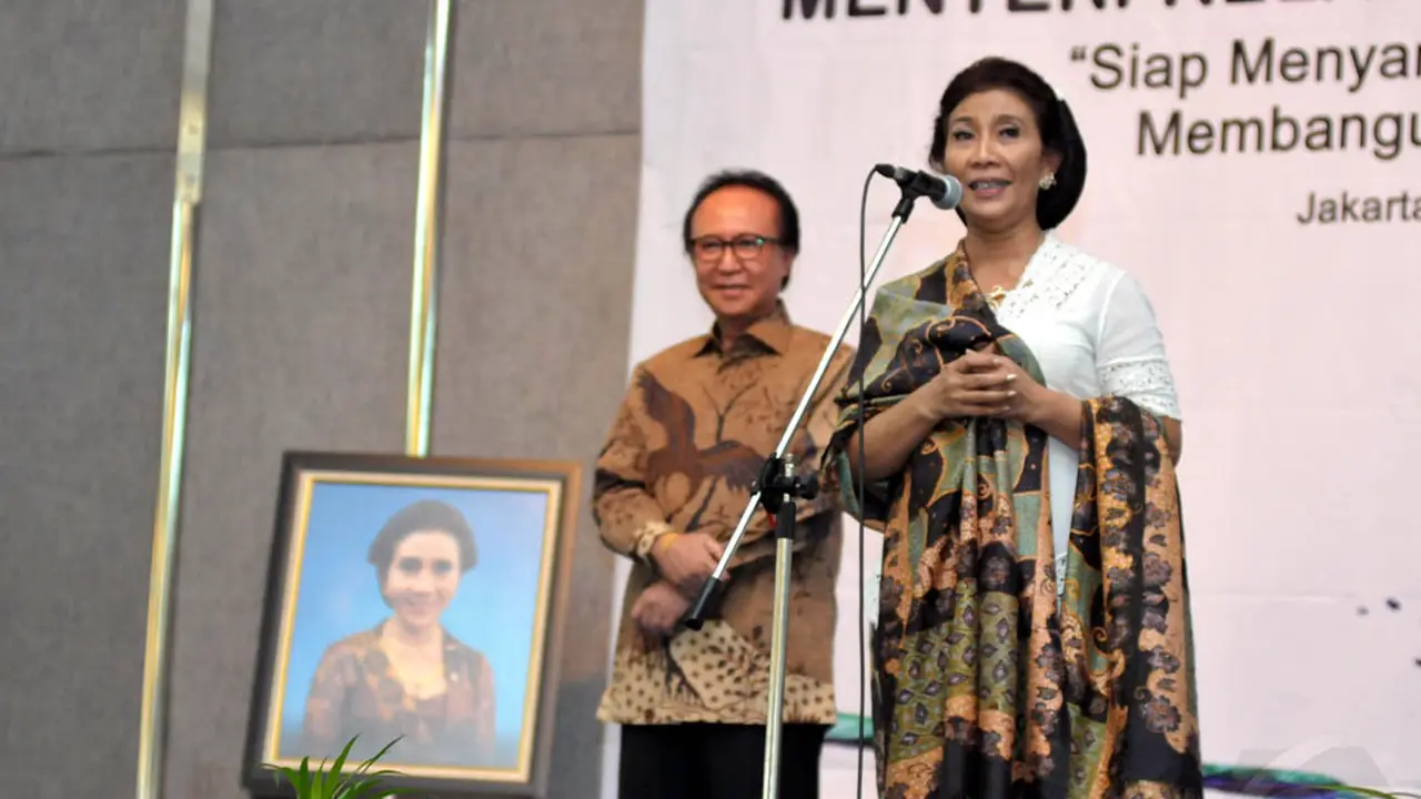 Aura Kecantikan Susi Pudjiastuti Saat Berkebaya di Acara Sertijab