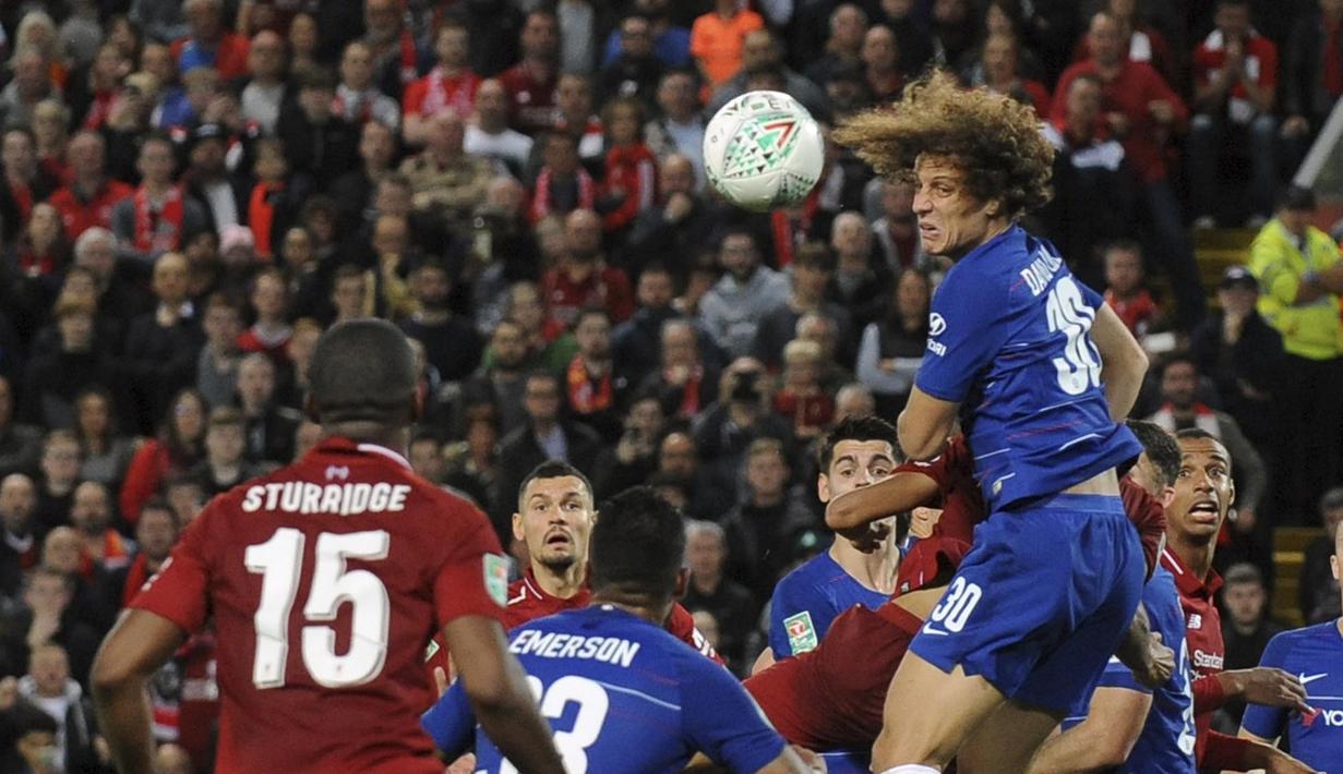 Bek Chelsea, David Luiz, menyundul bola saat pertandingan melawan Liverpool pada laga Piala Liga Inggris di Stadion Anfield, Rabu (26/9/2018). Liverpool takluk 1-2 dari Chelsea. (AP/Rui Vieira)