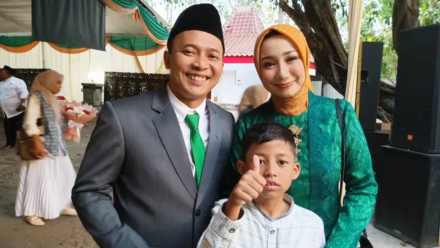 Anggota DPRD Blora Periode 2024-2029, H. Ahmad Labib Hilmy bersama istri dan putranya. (Liputan6.com/Ahmad Adirin)