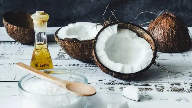 Ilustrasi minyak kelapa. (dok. Unsplash.com/Tijana Drndarski @izgubljenausvemiru)