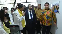 Surya Paloh diajak Ketua Umum Partai Golkar Airlangga Hartarto dan Ketua Yellow Clinic Dwi Hartanto melihat fasilitas yang dimiliki Kantor Yellow Clinic. (Foto:Liputan6/Ady Anugrahadi)