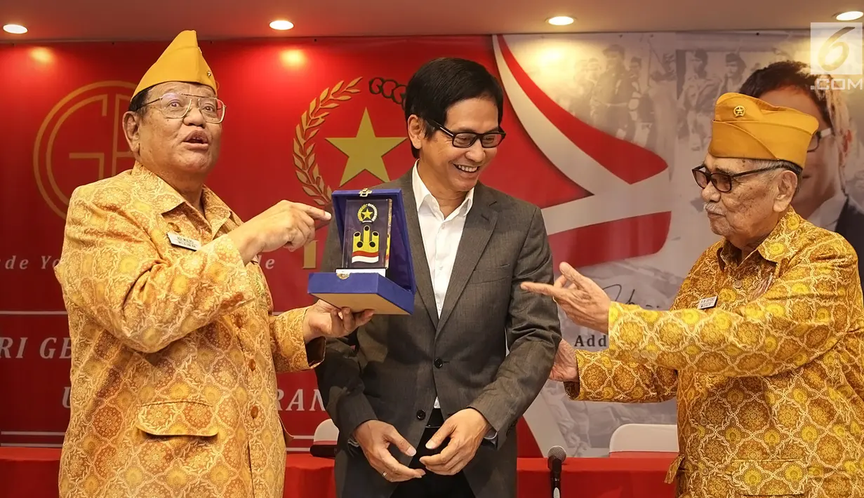 Komposer Addi MS mendapatkan cinderamata dari Legiun Veteran Republik Indonesia (LVRI) di kawasan Bekasi pada Kamis (1/8/2019). Memperingati Hari Veteran Nasional, Addie MS memberikan donasi kepada para pejuang veteran yang telah berjasa kepada bangsa dan negara. (Fimela.com/Bambang E Ros)
