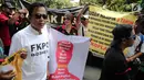 Puluhan pengemudi transportasi online menggelar aksi di depan kantor Kementerian Perhubungan, Jakarta, Rabu (25/10). Dalam aksinya mereka menolak revisi PM 26P / 2017 terkait aturan taksi online. (Liputan6.com/Faizal Fanani)