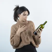 Tren sober curious mengajak seseorang lebih sadar dalam mengonsumsi alkohol dengan mengurangi frekuensi minum dan memilih gaya hidup yang lebih mindful demi kesehatan. (Foto/Dok: Magnific)