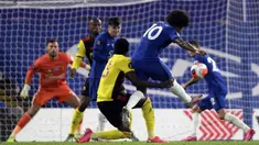 Pemain Chelsea Willian menendang bola ke arah gawang Watford pada pertandingan Premier League di Stadion Stamford Bridge, London, Inggris, Sabtu (4/7/2020). Chelsea menang 3-0 dan kembali menggeser Manchester United dari posisi empat klasemen. (Mike Hewitt/Pool via AP)