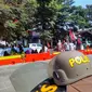 Ormas Aliansi Pergerakan Islam (API) Jawa Barat pendukung Buni Yani, saat berorasi di depan Pengadilan Negeri Bandung. (Liputan6.com/Arie Nugraha)