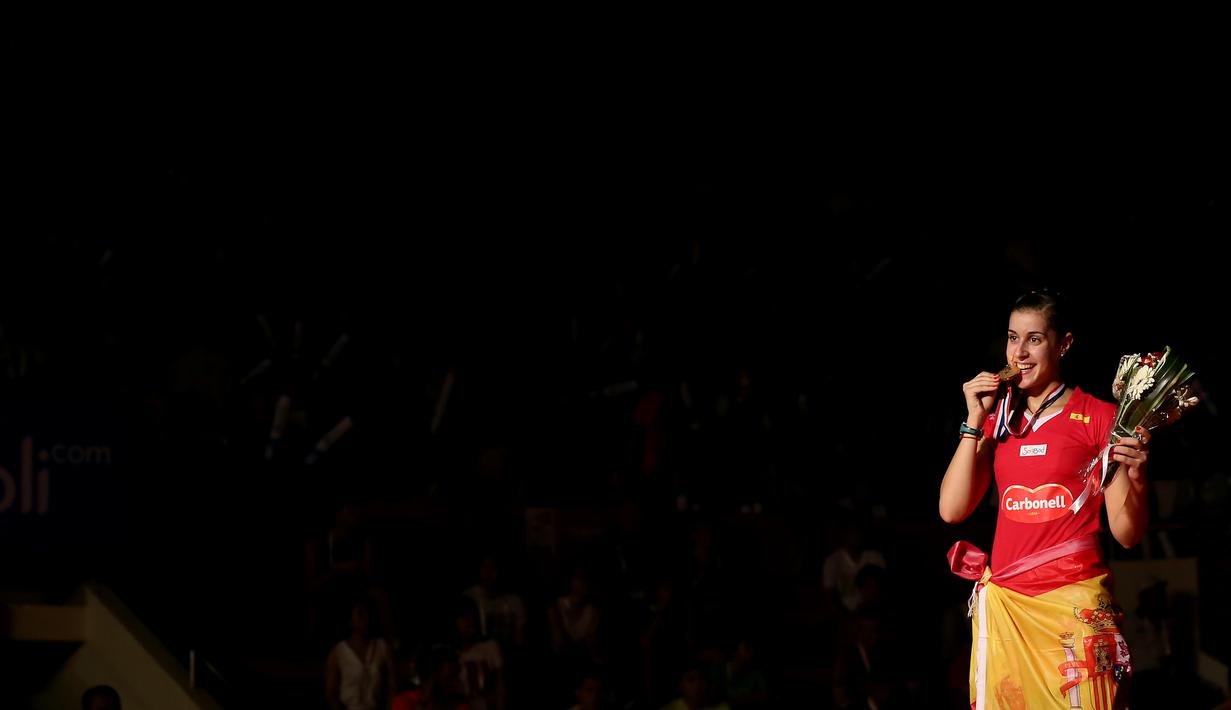 Carolina Marin, sang juara dunia 2014 berhasil mempertahankan gelarnya di nomor tunggal putri setelah mengalahkan unggulan kedua dari India, Saina Nehwal. Minggu (16/8/2015). (Bola.com/Arief Bagus)