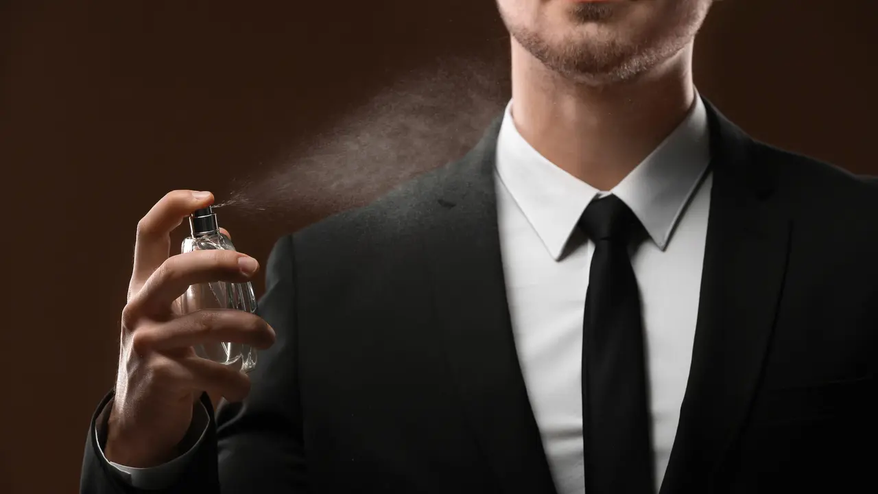 Jangan Cuma Asal Semprot, Ini Tips Layering Parfum Pria Biar Lebih Long Lasting