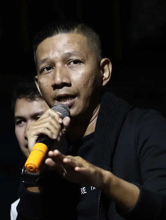 "Ungu masih baik-baik aja, gua masih manggung sama mereka. Cuma kan memang waktunya ya, itu kalau hari biasa nggak bisa, bisanya weekend. Daripada bengong, yaudah gua isi dengan ini (The Row)," ungkap Rowman belum lama ini. (Bambang E. Ros/Bintang.com)