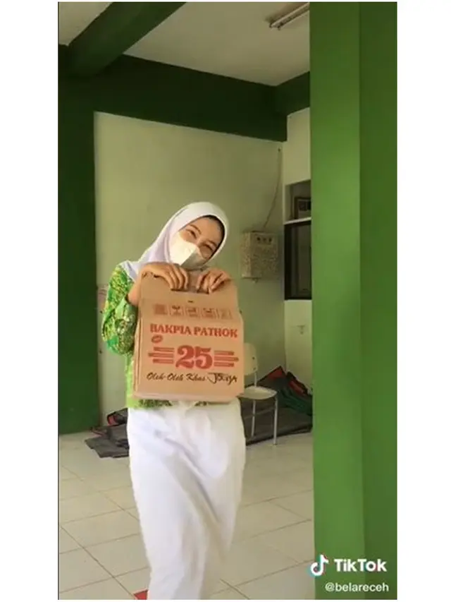 Kelakuan Kocak Anak Sekolah Saat Dilarang Pakai Ransel, Ini 8 Benda yang Dibawa