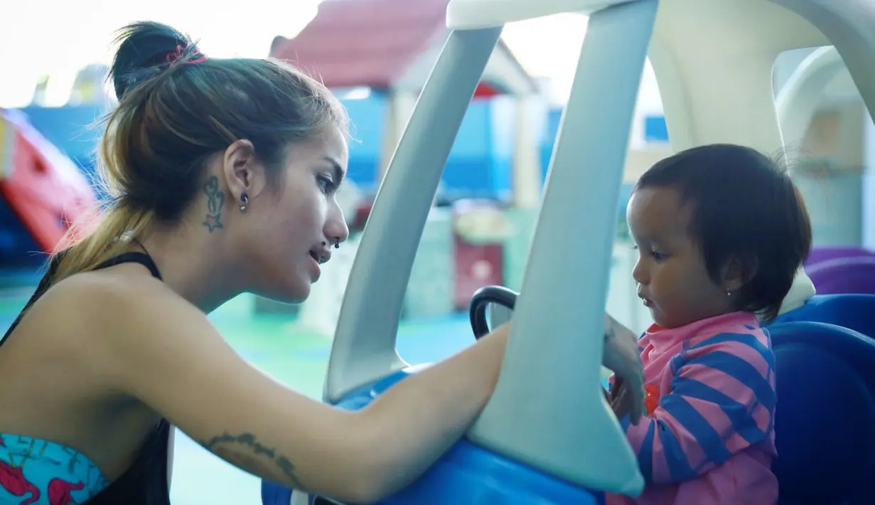 "Iya, hari ini aku habis kerja mau bawa anak-anak main di sini. Dari pagi kan udah kerja, jadi sorenya aku biasanya luangkan waktu buat anak-anak," kata Sheila. (Galih W. Satria/Bintang.com)