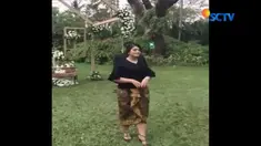 Sejumlah warganet memuji kesederhanaan Kahiyang Ayu meski belum diketahui secara pasti kebenaran video prewedding ini. 