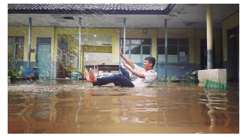 Kelakuan Kocak Anak Sekolah Saat Musim Hujan Ini Bikin Ketawa Geli