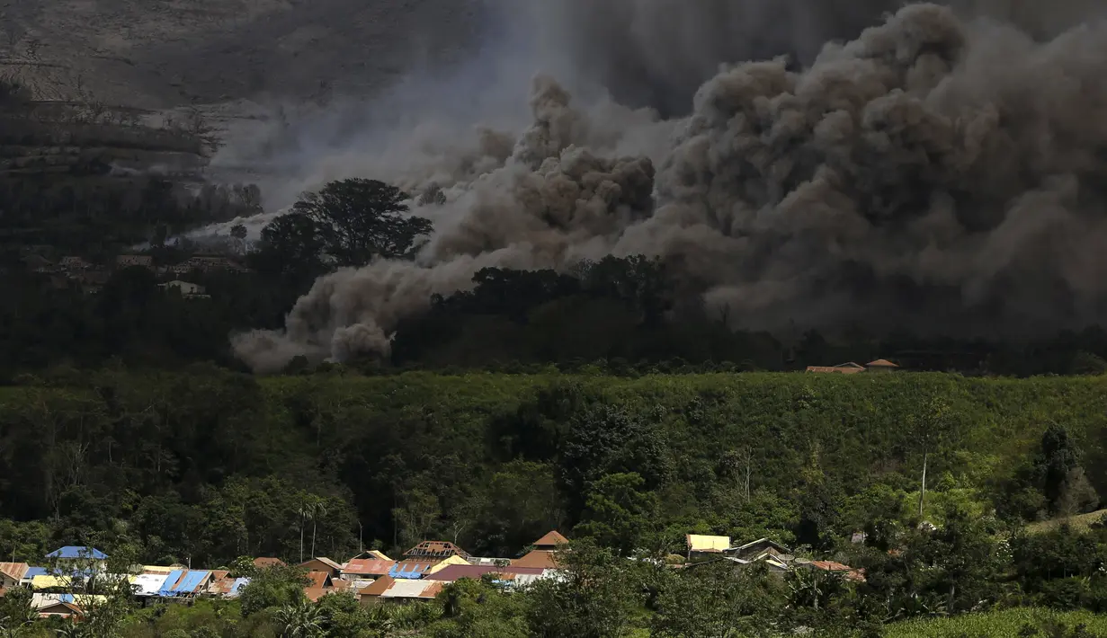 Kepulan awan panas dari Gunung Sinabung membubung ke angkasa, di deket desa Kuta Tonggal, Karo, Sumatera Utara, Rabu (24/6/2015). Sekitar 10.000 jiwa warga yang tinggal di kaki Gunung Sinabung, kini berada di posko pengungsian. (REUTERS/Beawiharta)