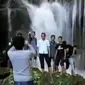 Belerang di wisata Banyu Panas dipercaya membuat kulit lebih bersinar hingga berwisata di Air Terjun Saloupa di Poso.
