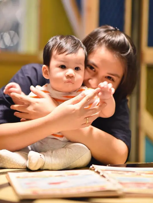 "Wah Gila! Orang Jogja Manners nya oke berattts!!!. Biasanya nih kalo gue nolak untuk di minta foto, dih itu orang pasti langsung ngata-ngatain gue sombong lah apalah2 padahal mukenye masih di depan gue gitu," tulisnya. (Instagram/putrititian)