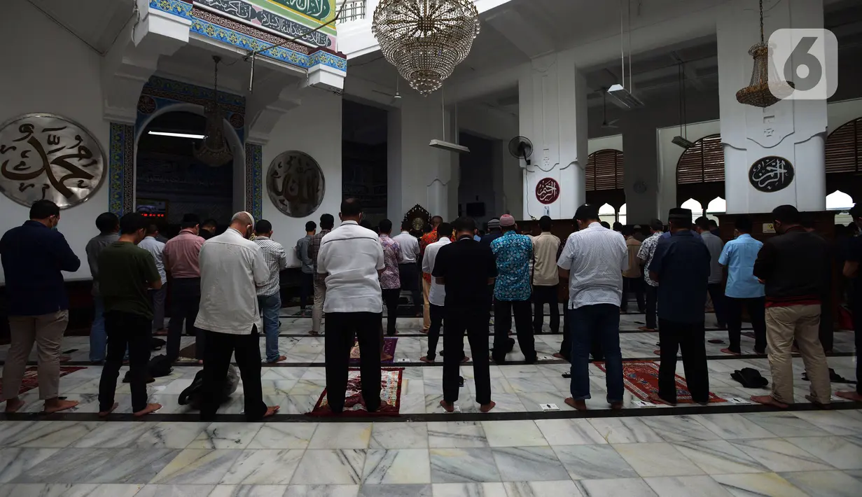 Umat muslim melaksanakan salat zuhur di Masjid Cut Meutia, Jakarta, Kamis (10/3/2022). MUI mengizinkan saf salat kembali rapat seiring kasus COVID-19 mulai landai, selain itu aktivitas pengajian di masjid dan perkantoran dapat dilaksanakan dengan disiplin menjaga kesehatan. (merdeka.com/Imam Buhori)