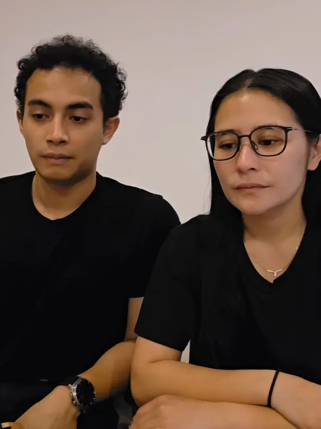 Prilly Latuconsina  Speak Up Keadaan Indonesia  bersama kekasihnya. [@prillylatuconsina96]