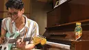 Tidak hanya pandai bernyanyi, Ardhioto juga pandai memainkan alat musik seperti piano, gitar, dan drum. (Liputan6.com/IG/ardhitopramono)