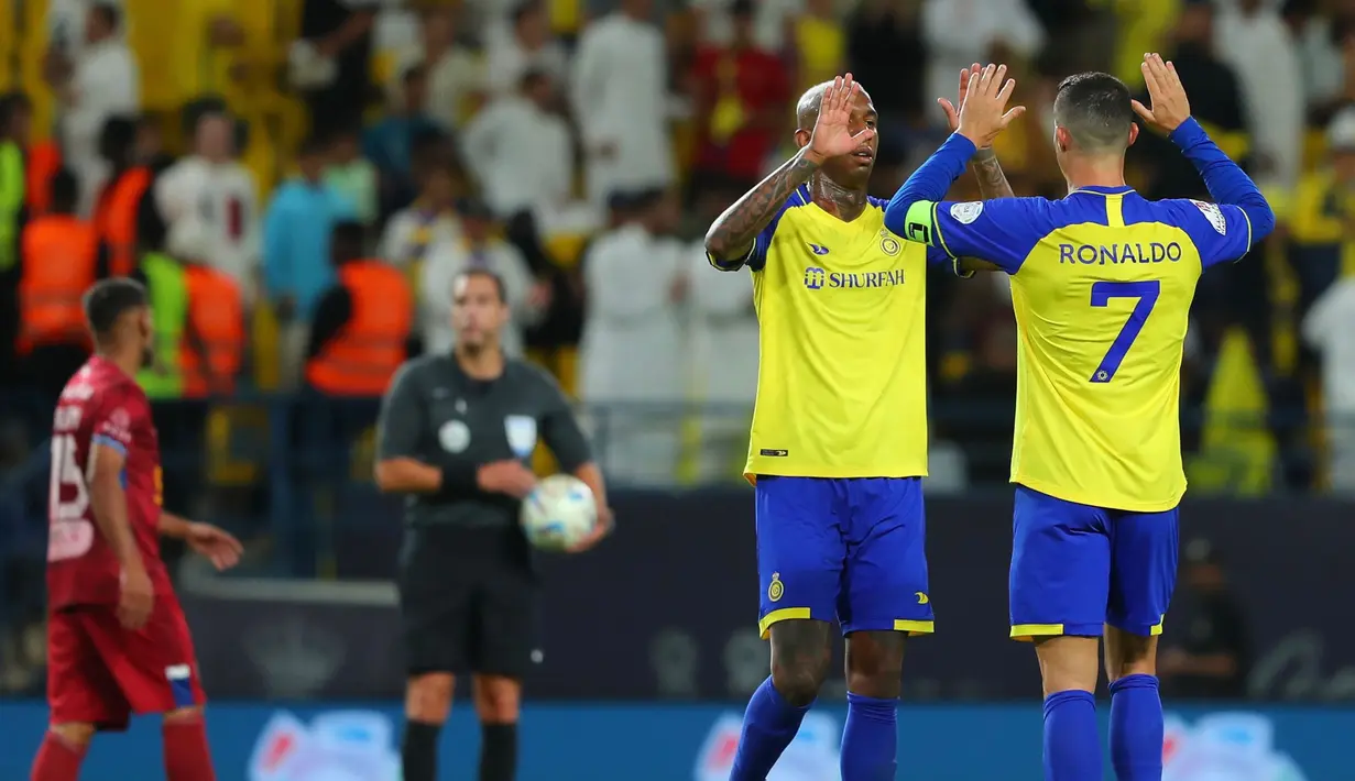Pemain Al-Nassr, Talisca (kanan kedua) merayakan gol kemenangan bersama Cristiano Ronaldo pada laga pekan ke-21 Liga Pro Arab Saudi 2022/2023 melawan Abha di Mrsool Park, Riyadh, Minggu (19/03/2023) WIB. Laga dimenangkan oleh Al-Nassr dengan skor 2-1. (Twitter/@AlNassrFC)