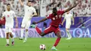 Pemain Qatar, Almoez Ali mencetak gol kemenangan timnya ke gawang iran pada laga semifinal Piala Asia 2023 di Al Thumama Stadium, Doha, Qatar, Rabu (07/02/2024). (AFP/Giuseppe Cacace)