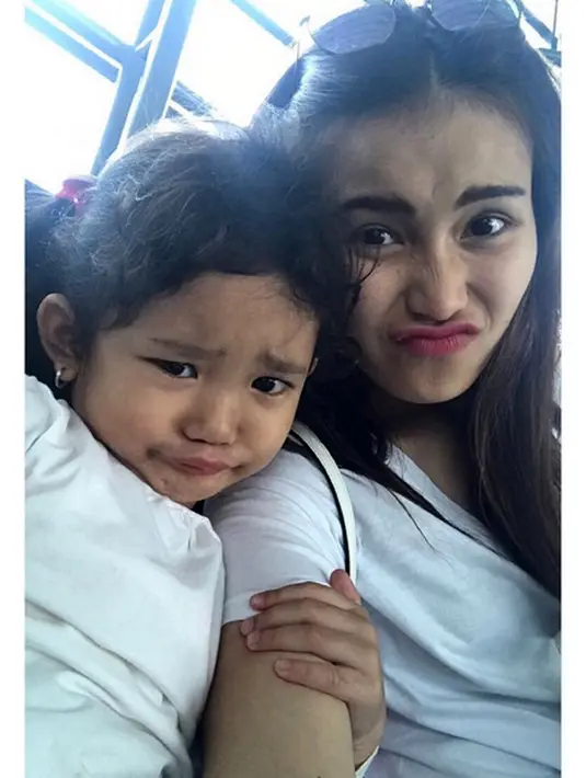 "Bunda sadar...bunda bukan terlahir dari keluarga kaya raya yg mau ini itu semua ada, jadi bunda harus trs kerja keras utk masa depan bilqis, masa depan ayah ibu dan auntie syifa, maafin bunda yah nak klw blm bs jadi yg terbaik utk bilqis," tulisnya.